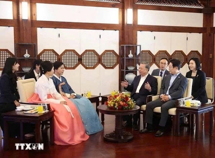 General Secretary To Lam joins RoK President Lee Jae-myung for tea party